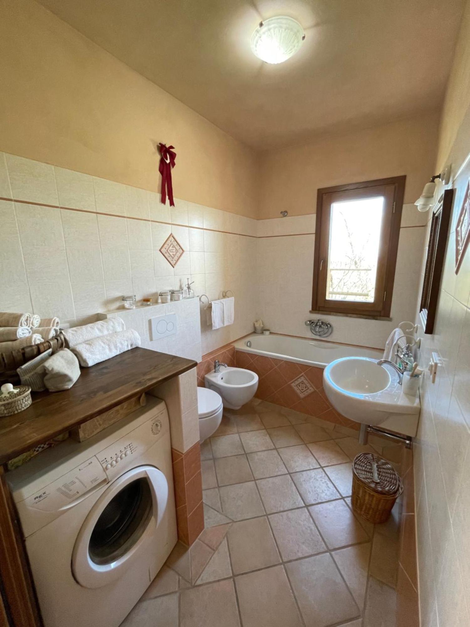 Agriturismo Podere Le Tombe Guest House Palaia Eksteriør bilde